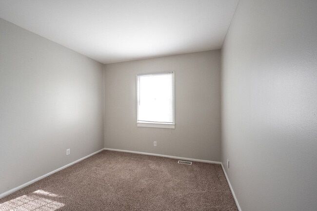 Building Photo - "Charming 3-Bed, 2-Bath Gem on E 35th St w...