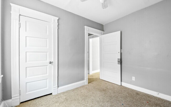 Building Photo - 1261 E 99th St