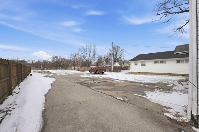 Building Photo - Spacious 4 Bedroom House with New Updates