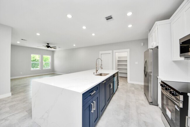 Building Photo - 1307 Laskey St