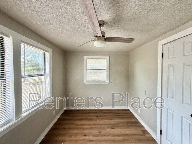 Building Photo - 905 N Owalla Ave