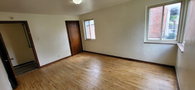 Building Photo - Single Level 2 Bed Half-Duplex