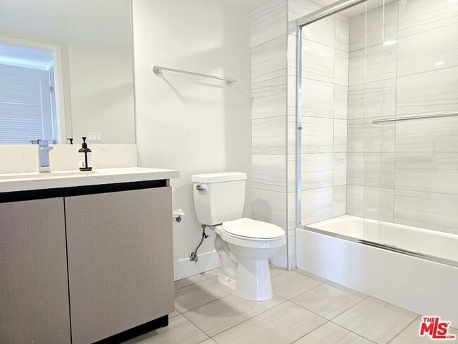 Building Photo - 5030 Rosewood Ave