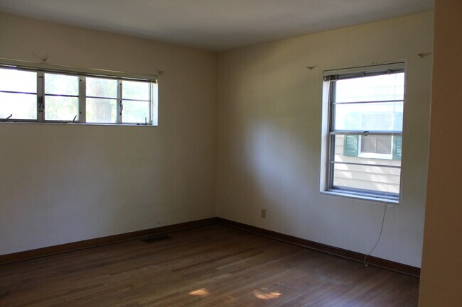 Building Photo - 1022 W Lawrence St
