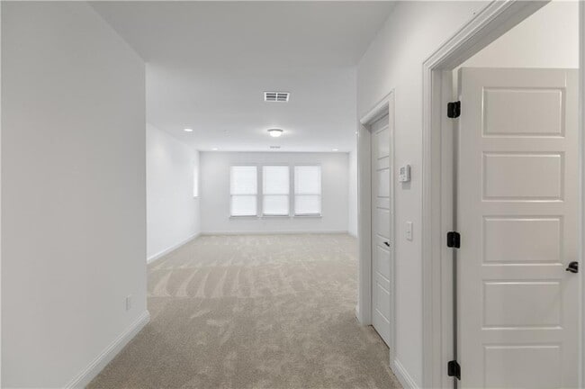 Building Photo - 1600 SW Montrose Ave