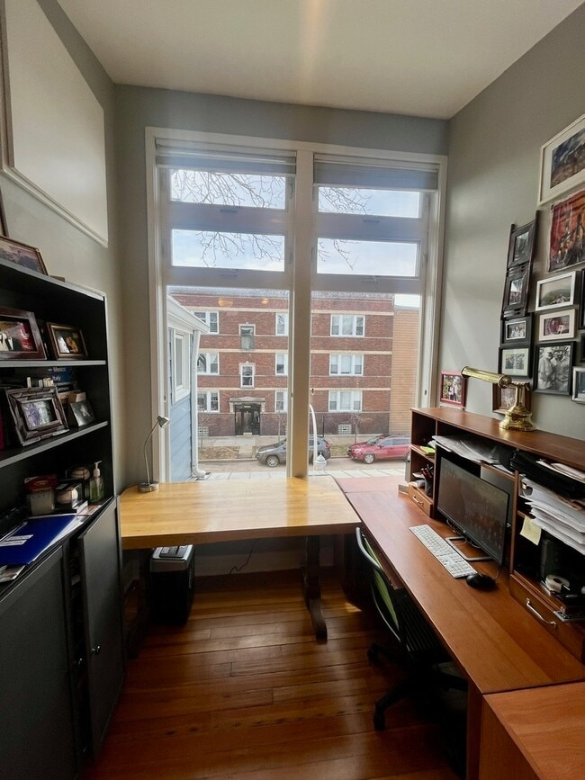 Building Photo - 3700 N Hermitage Ave