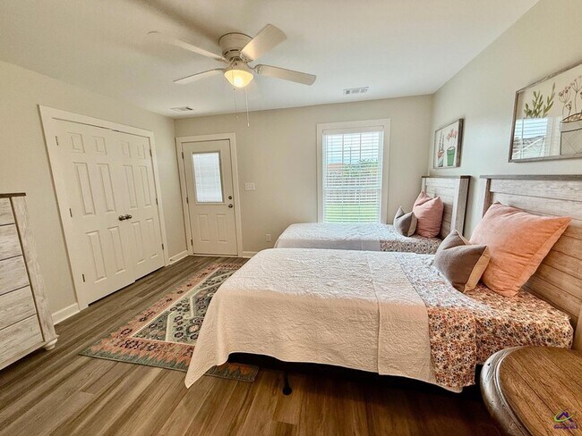 Building Photo - 116 Webster Wy