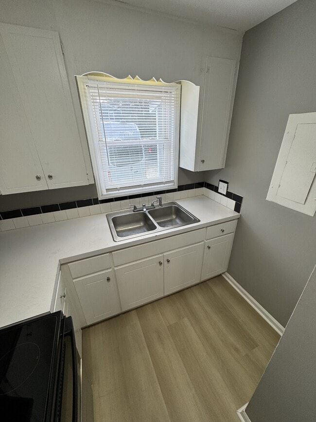 Building Photo - 102 Aqua Ct