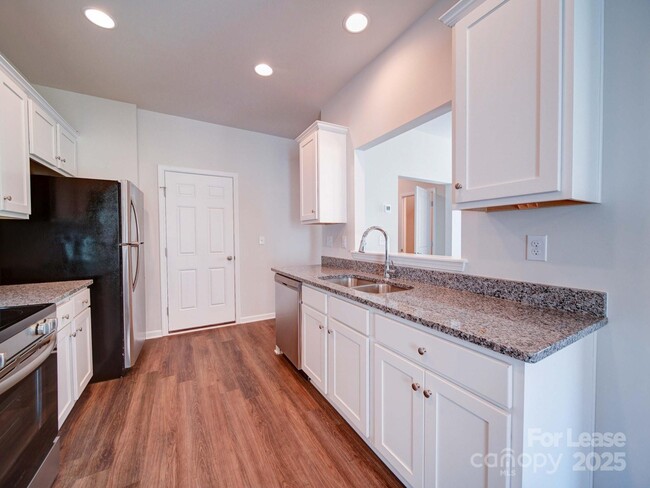 Building Photo - 914 S Battleground Ave