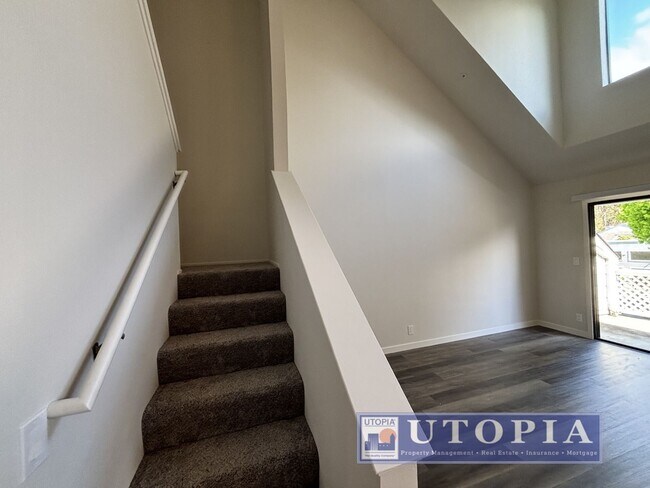 Building Photo - Newly Remodeled 2 Bed 1 Bath Unit Right Near Cabrillo College