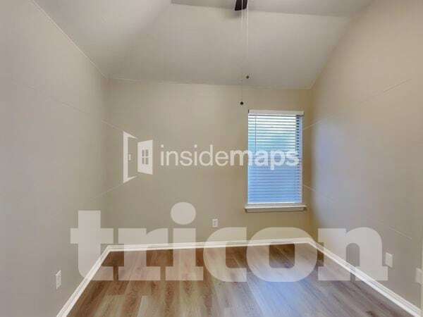 Building Photo - 709 W Park Dr