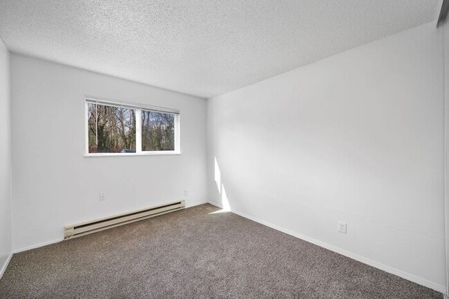 Building Photo - 2 bedroom Available! Pet's welcome!