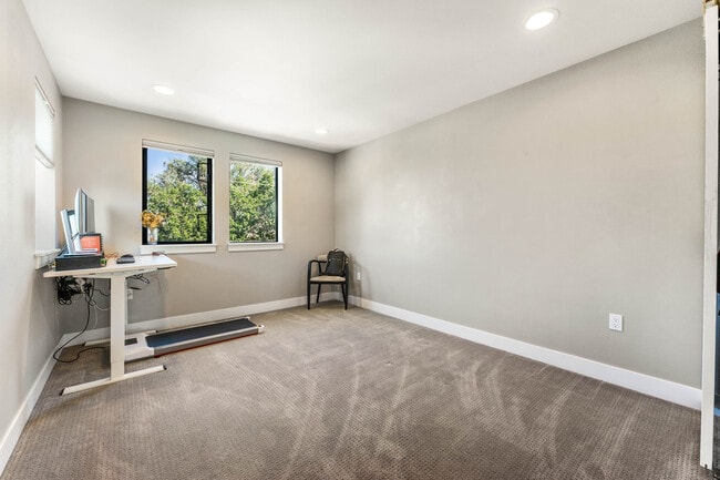 Building Photo - 1544 Utica St