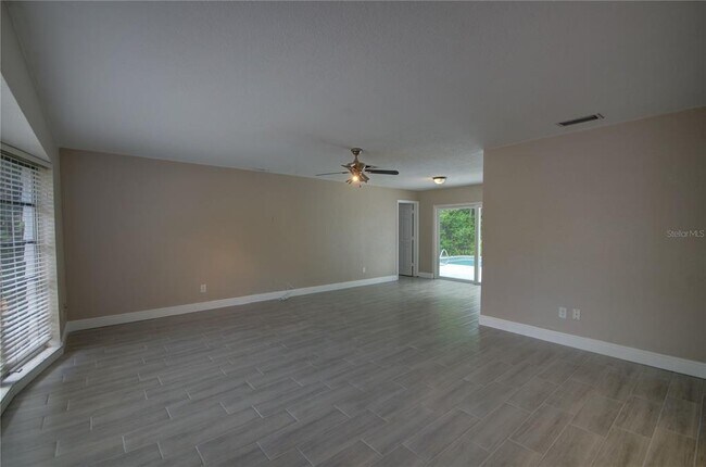Building Photo - 904 Wellington Dr