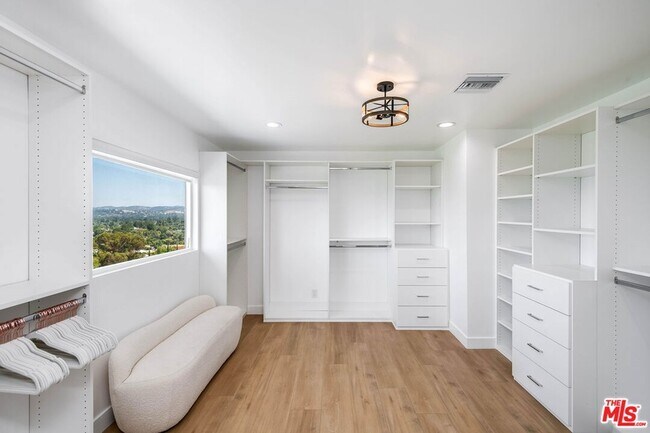 Building Photo - 6426 Ellenview Ave