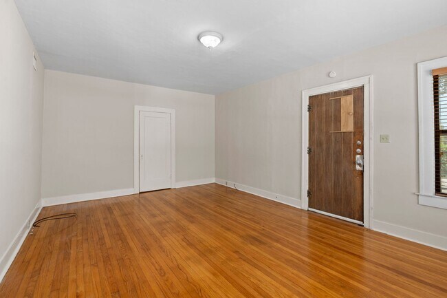 Building Photo - 526 Pershing Ave