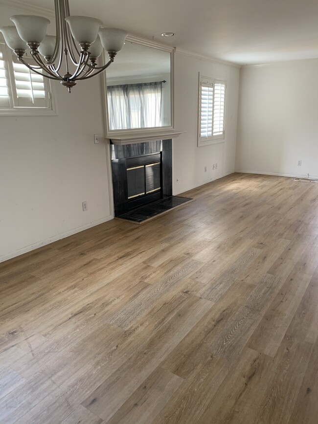 Living room unfurnished - 1250 S Westgate Ave