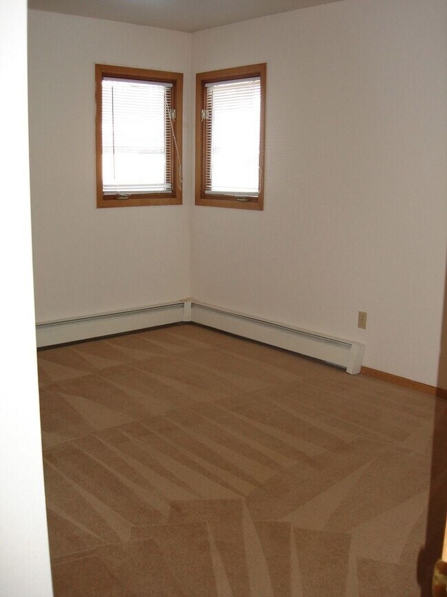 Building Photo - Great Sunny upstairs 2bed with washer&dryer