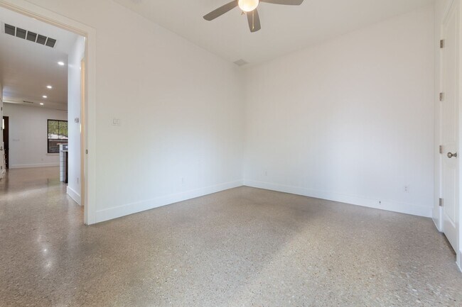 Building Photo - 718 Harris Ave