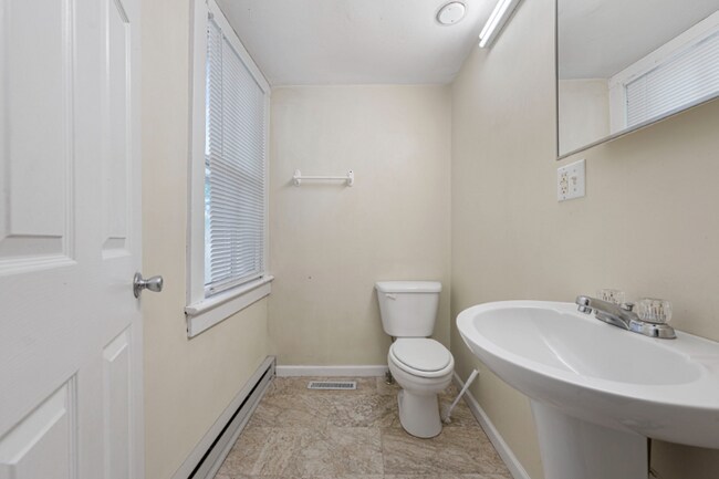 Building Photo - 1357 Park St