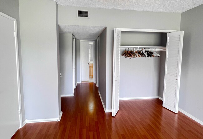 Building Photo - 2850 N Palm Aire Dr