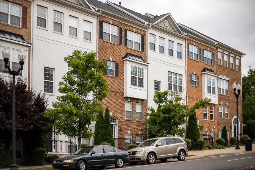 Building Photo - 4055 Columbia Pike