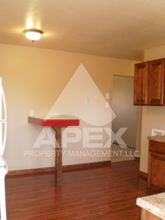 Building Photo - Nice 2 Bd - 1Ba Apartment in Fountain City w/1-Car Carport Parking - End Unit!