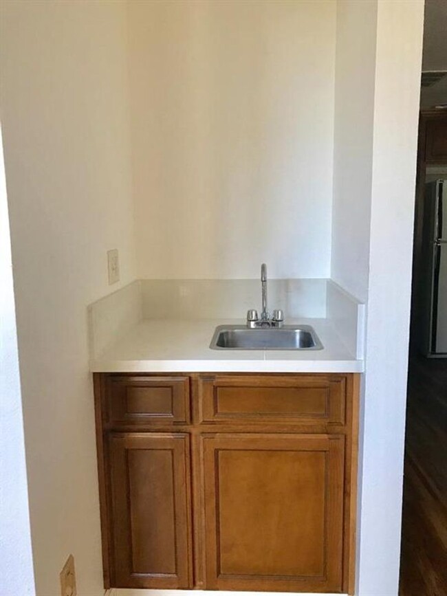 Building Photo - Beautifully Updated 2 Bed 1.5 Bath Condo i...