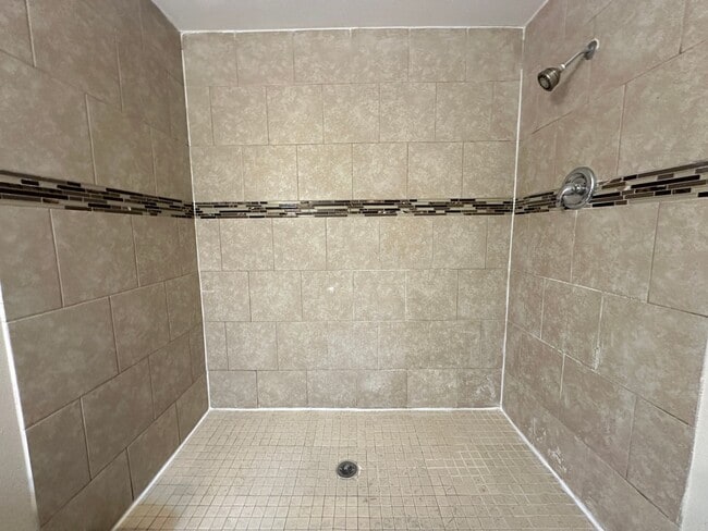 Building Photo - Spacious 5-Bedroom Single Family Home in Hillsborough County