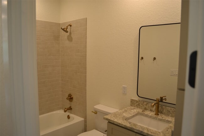 Building Photo - 729 Canyon Bend