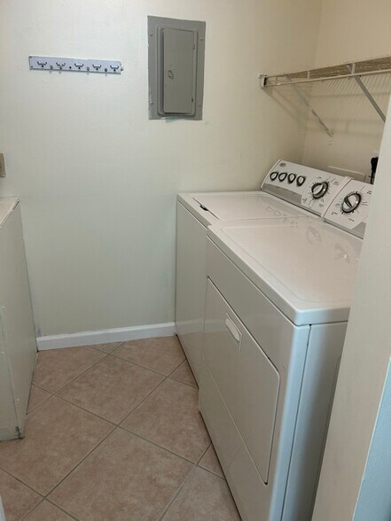 Building Photo - 5927 La Pinata Blvd