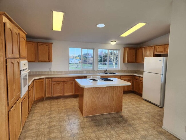 Building Photo - 3 bed 2 bath 2 car garage w/ great views i...