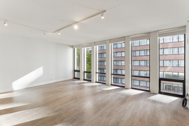 Building Photo - 200 E Delaware Pl