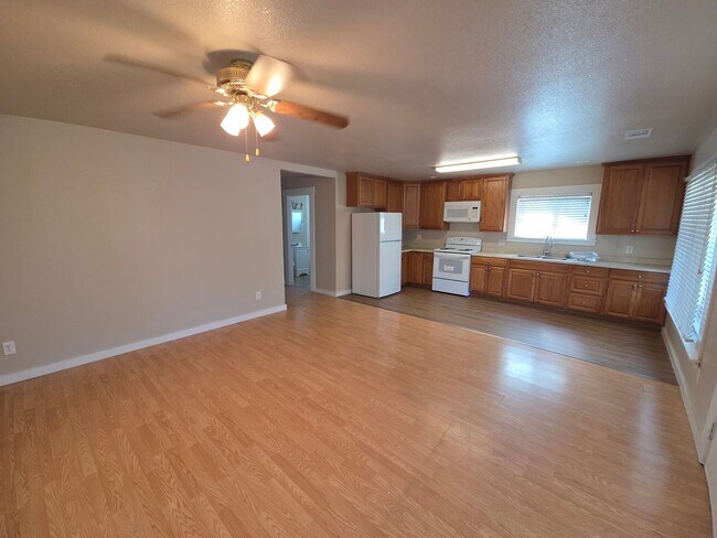 Building Photo - Peaceful 2 bedroom home