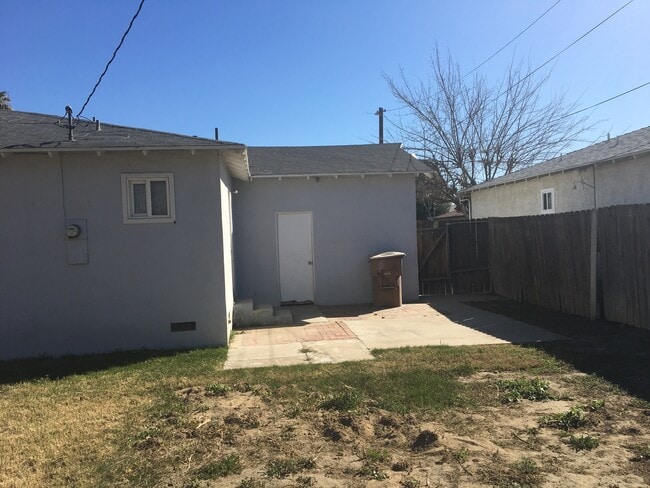 Building Photo - House