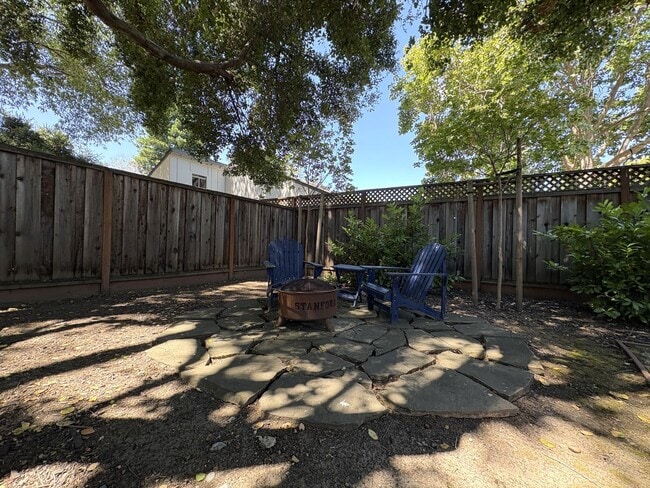 Building Photo - Beautiful 4BD/2BA Menlo Park Home with Lar...