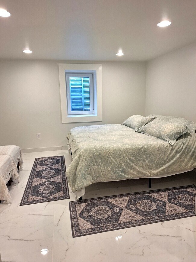 Building Photo - 227 Juneway Terrace