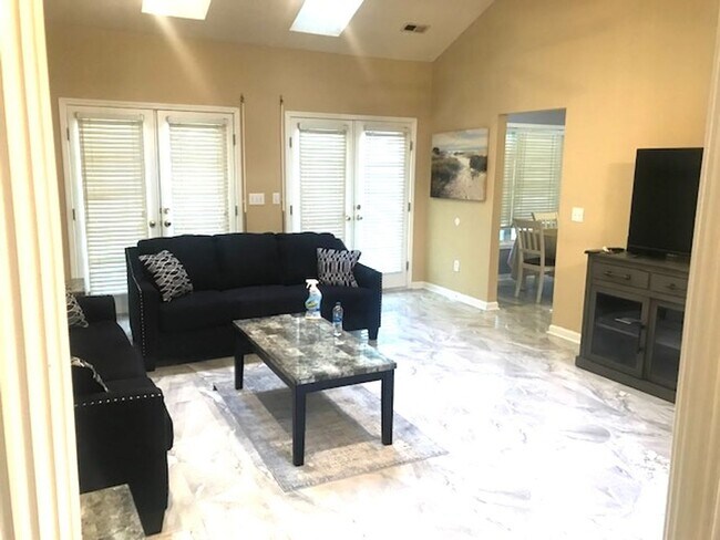 Building Photo - 4 Bedroom, 2.5 Bath, Pet Friendly Home with Fenced Yard & Sunroom! Available Soon!