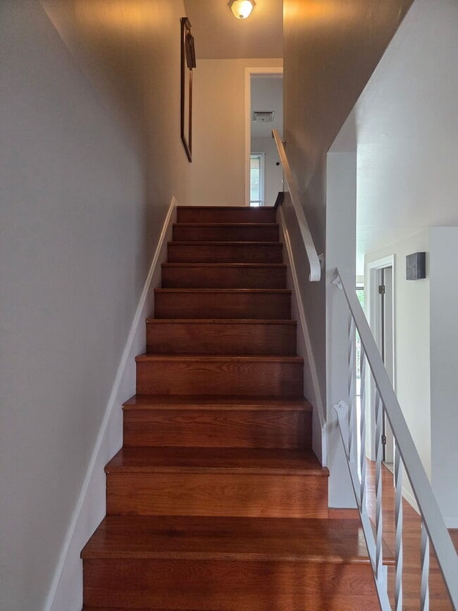 Building Photo - 2 bedroom townhome.