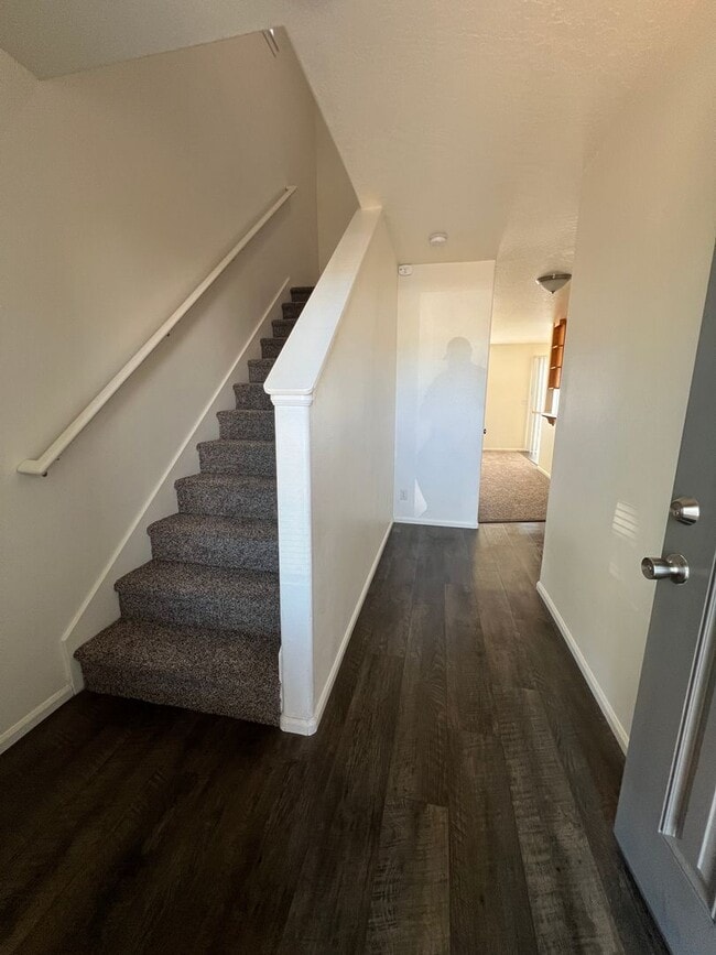 Building Photo - 3 Bedroom 2 Bath Duplex in Springfield on a cul-de-sac