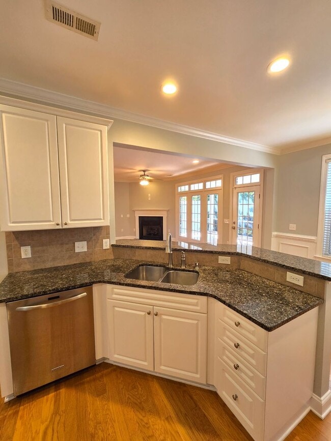 Building Photo - TOWNHOMES AT HOLLY GLEN - Gorgeous townhom...