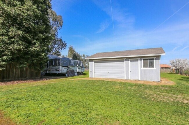 Building Photo - Clovis Ranch style 4 bedroom with Pool on ...