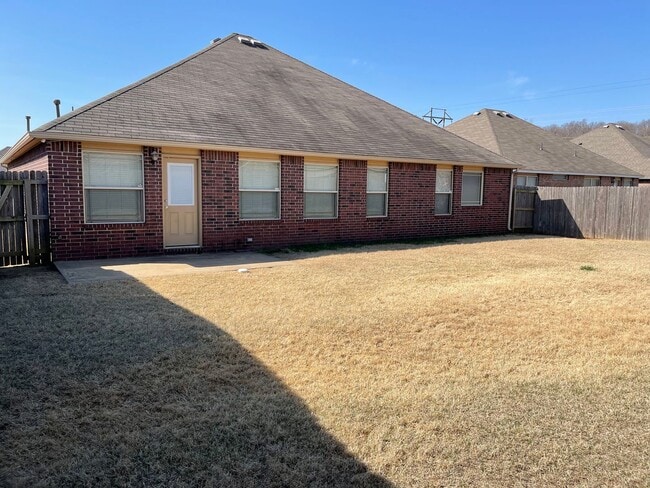 Building Photo - 4 bed 2 bath - Law Enforcement discount.