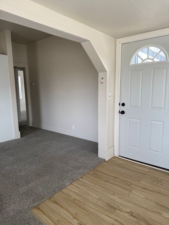 Building Photo - Updated 2 bed 1 bath