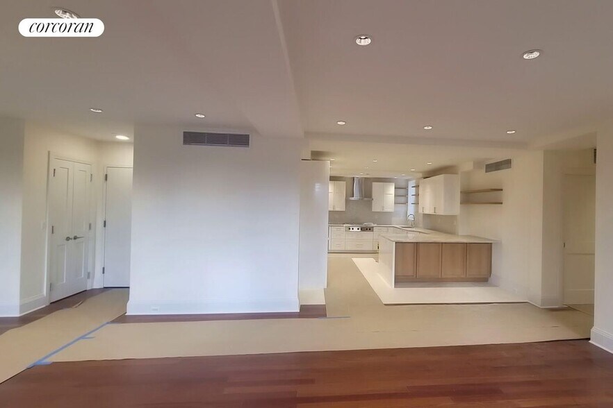 Building Photo - 45 W 81st St