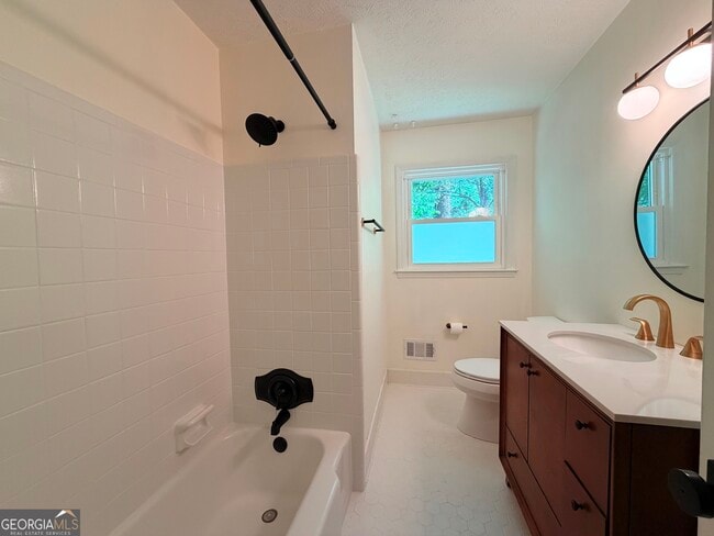 Building Photo - 1140 Azalea Cir NE