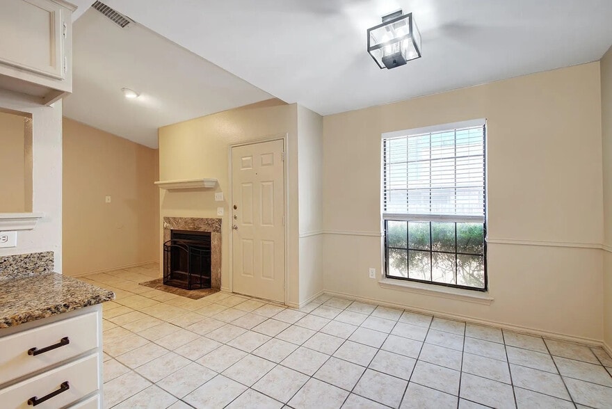 Building Photo - Room in Duplex on Luther Dr