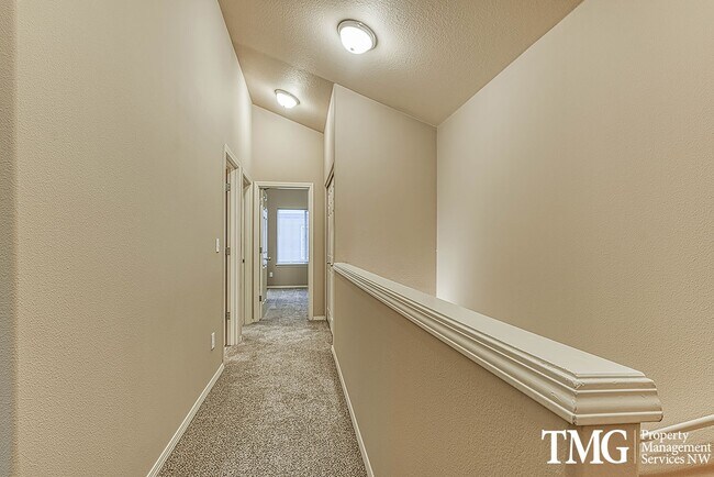 Building Photo - Gorgeous Four Bedroom Townhome in Hillsboro!