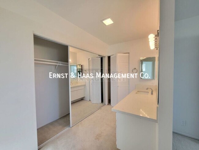 Building Photo - 5692 Vinevale Cir