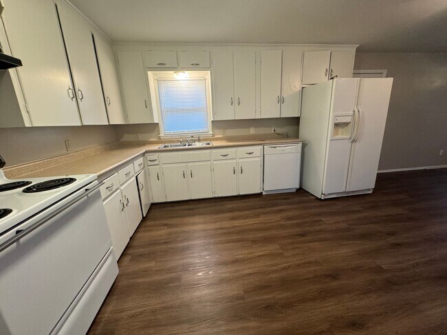 Building Photo - VINYL FLOORS, FENCED YARD 3 Bedroom Near 21st & Yale!